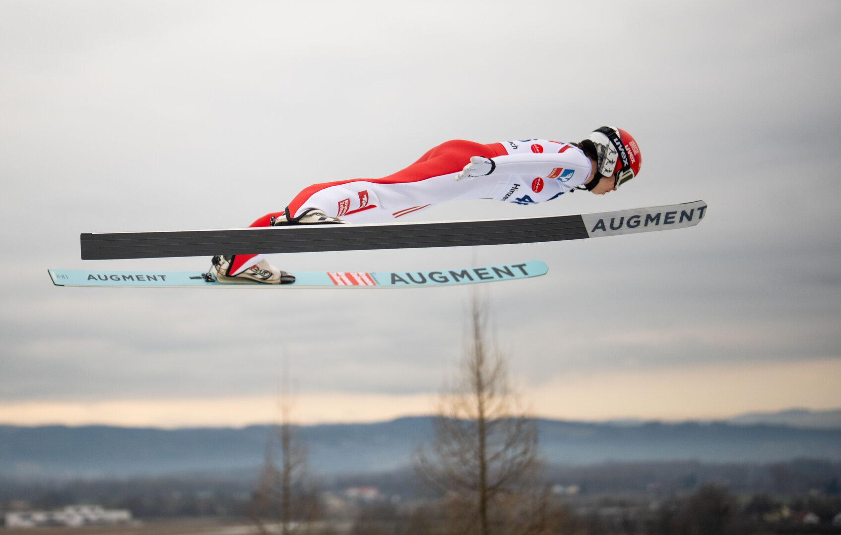 Skispringerin Lisa Eder bei ihrem Sprung.