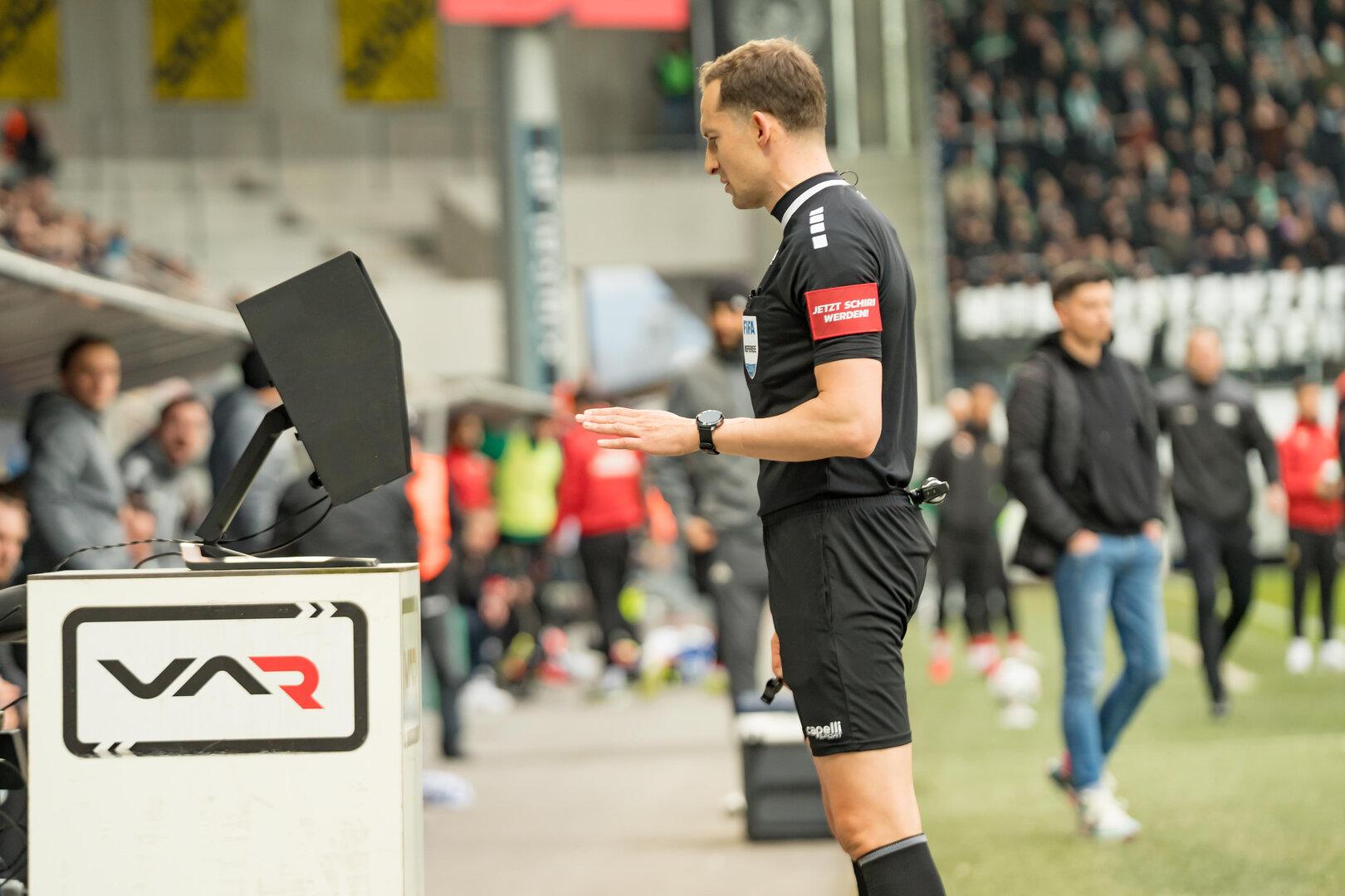 Schiedsrichter Ciochirca beim VAR-Check in Altach