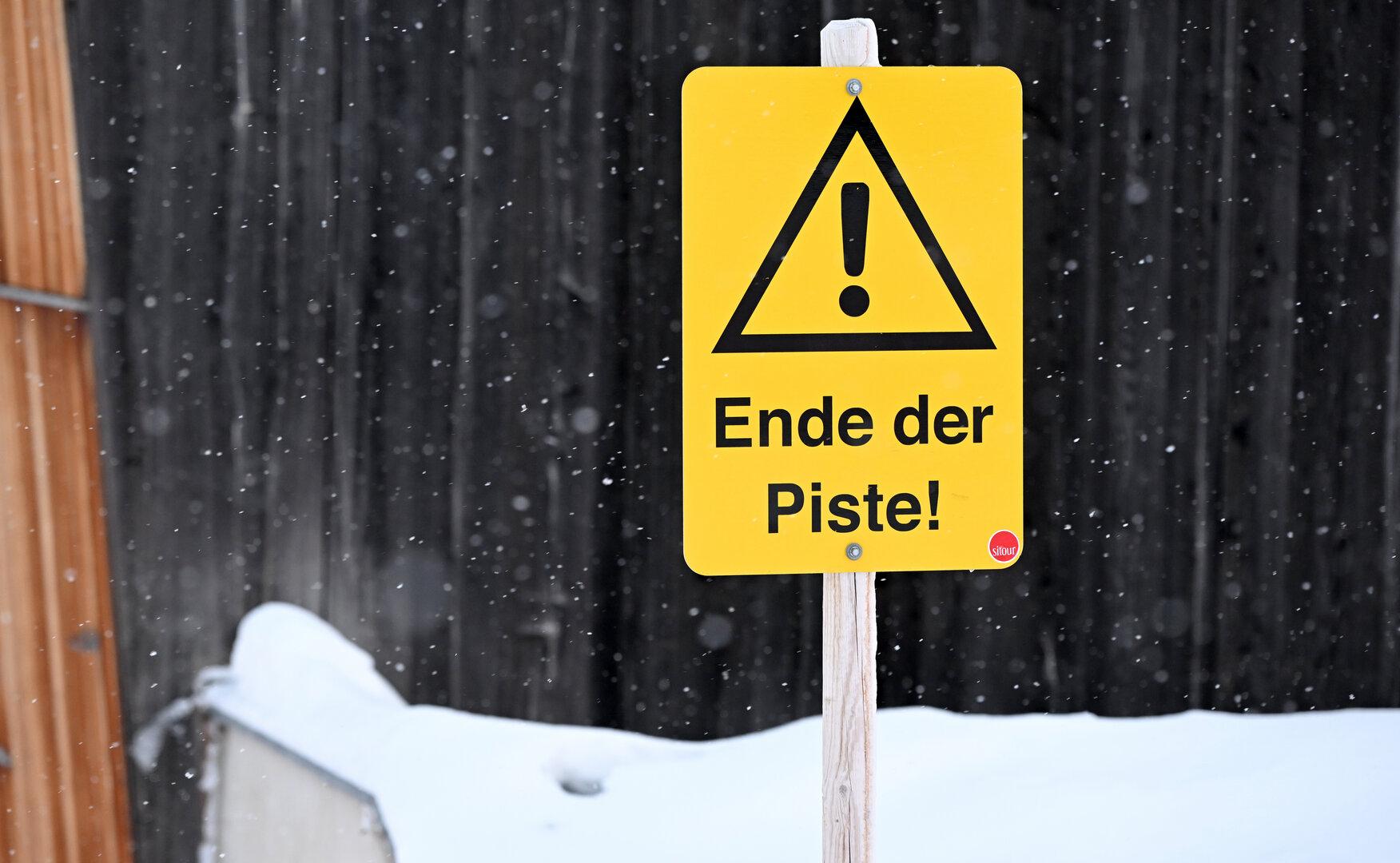 ++ THEMENBILD ++ SKITOURISMUS / SPORT / SCHNEE / WINTER / FREIZEIT
