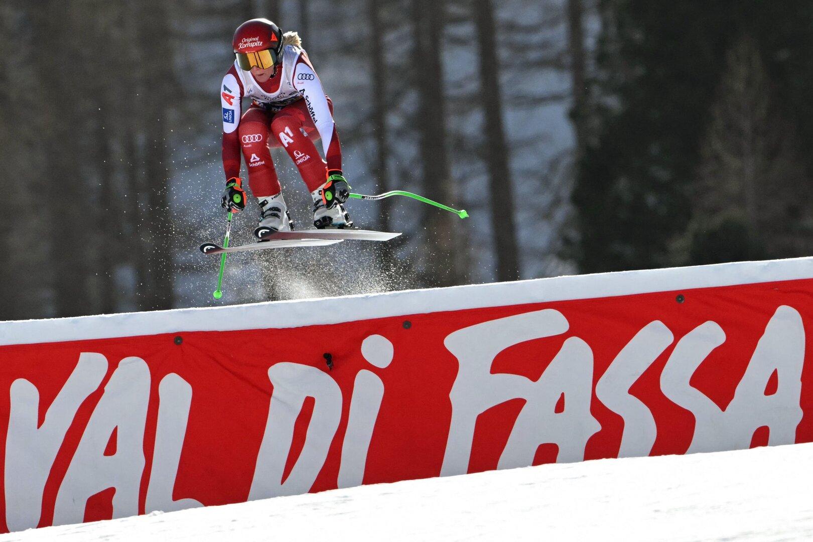 Cornelia Hütter bei einem Sprung in der Abfahrt in Val di Fassa.