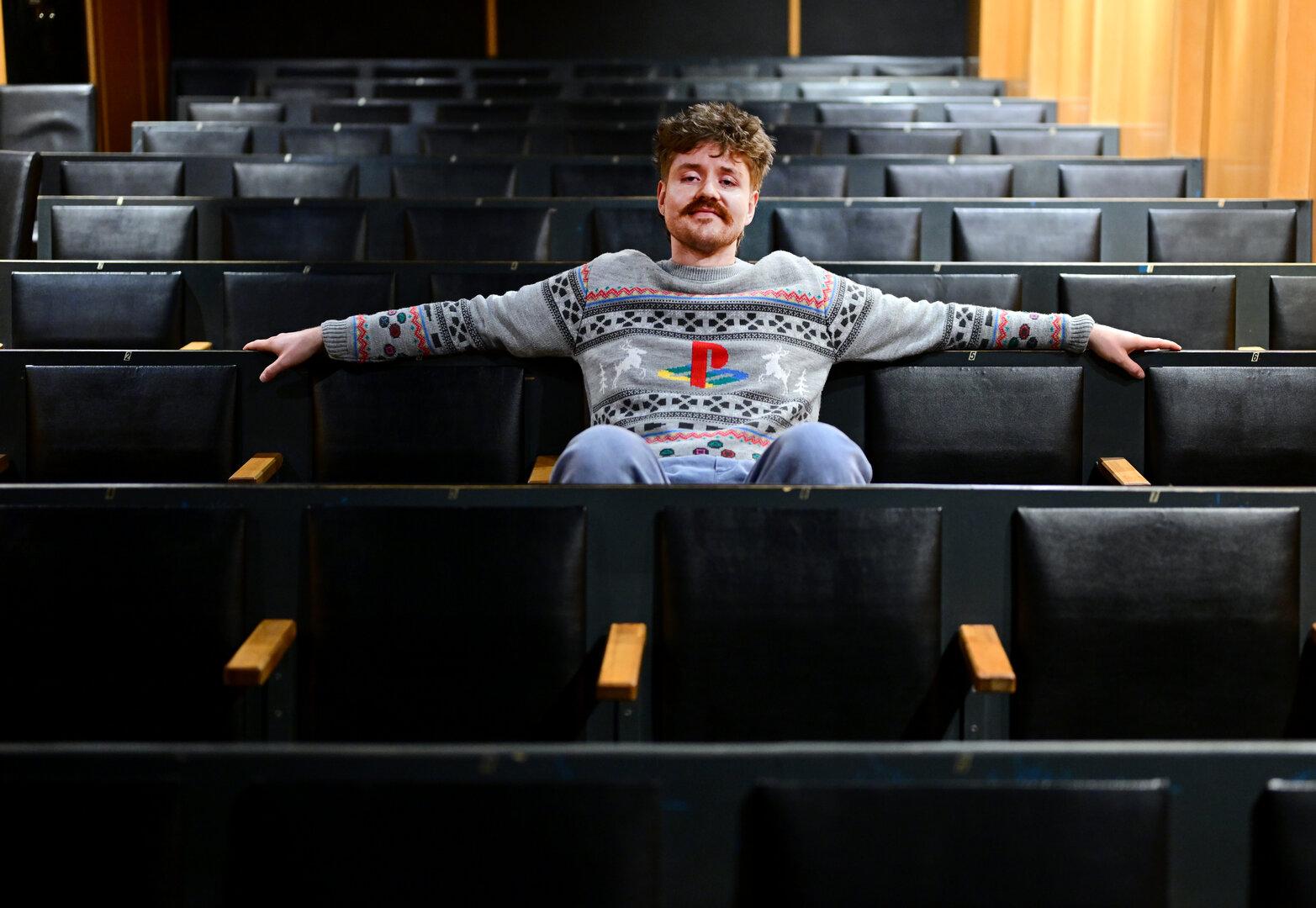 So ist Benedikt Mittmannsgrubers neues Programm "1996": Die Pulli-Parade