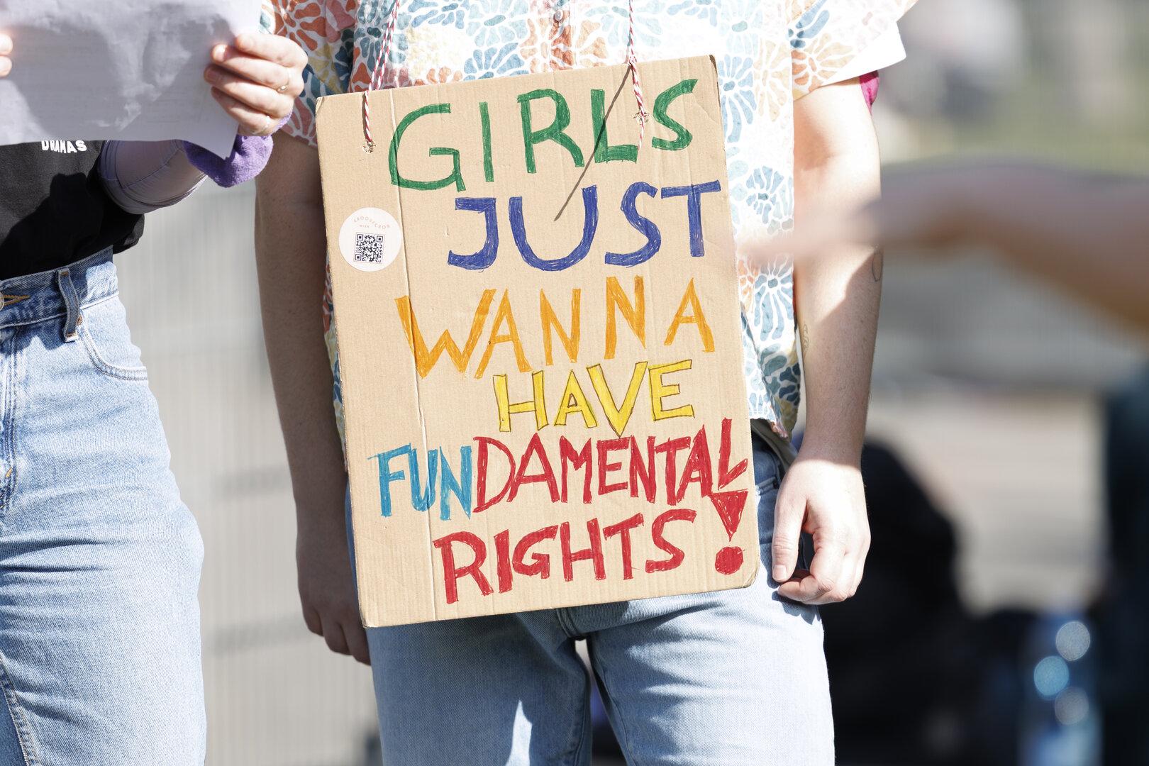 Schild mit Schriftzug