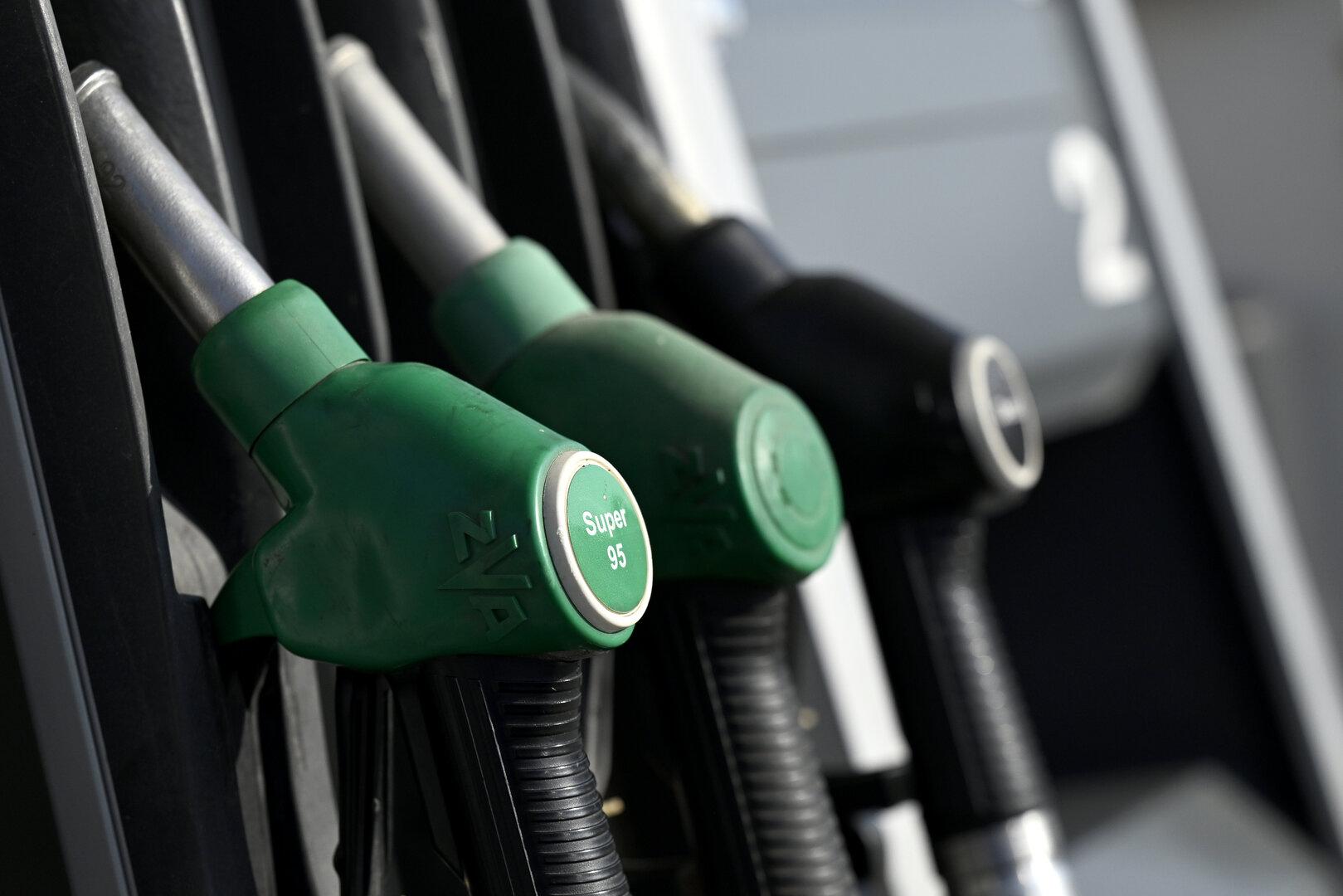 ++ THEMENBILD ++ TANKSTELLE / TANKEN /ZAPFHAN / ZAPFSÄULE / SPRIT / SPRITPREIS / BENZIN / DIESEL / ENERGIE / TEUERUNG