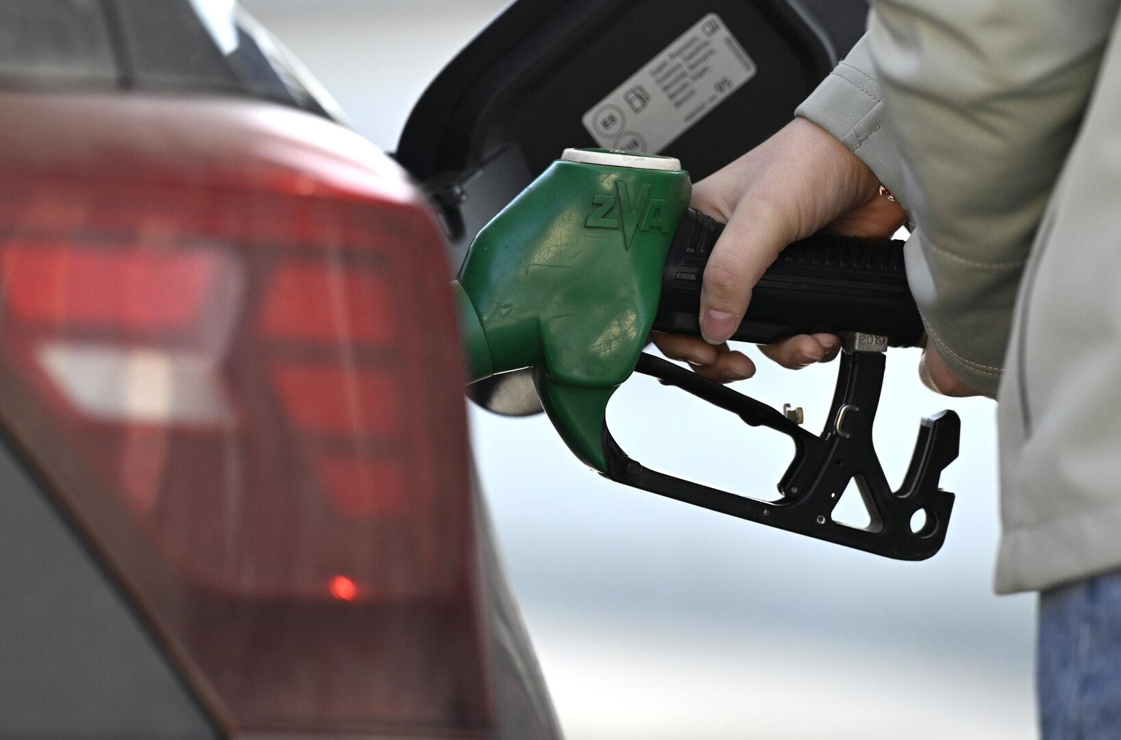 ++ THEMENBILD ++ TANKSTELLE / TANKEN /ZAPFHAN / ZAPFSÄULE / SPRIT / SPRITPREIS / BENZIN / DIESEL / ENERGIE / TEUERUNG