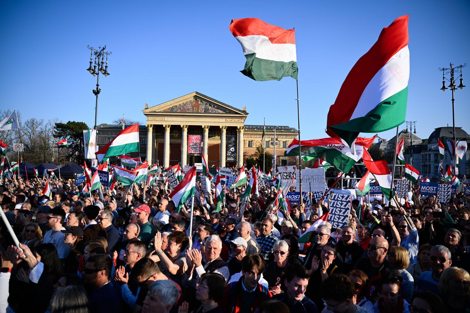 Tisza-Anhänger am 15. März in Budapest: Die Opposition mobilisiert mit dem Versprechen, die Korruption zu beenden.