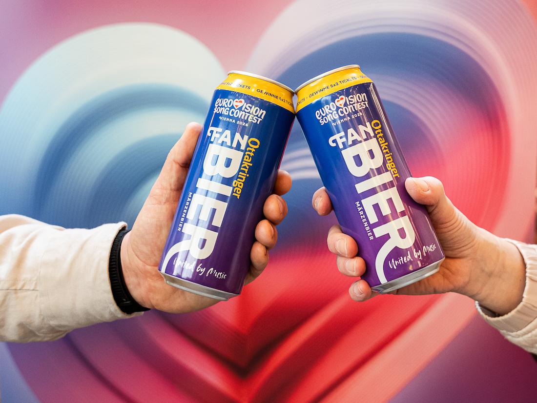 Zwei ESC-Bierdosen in der Hand