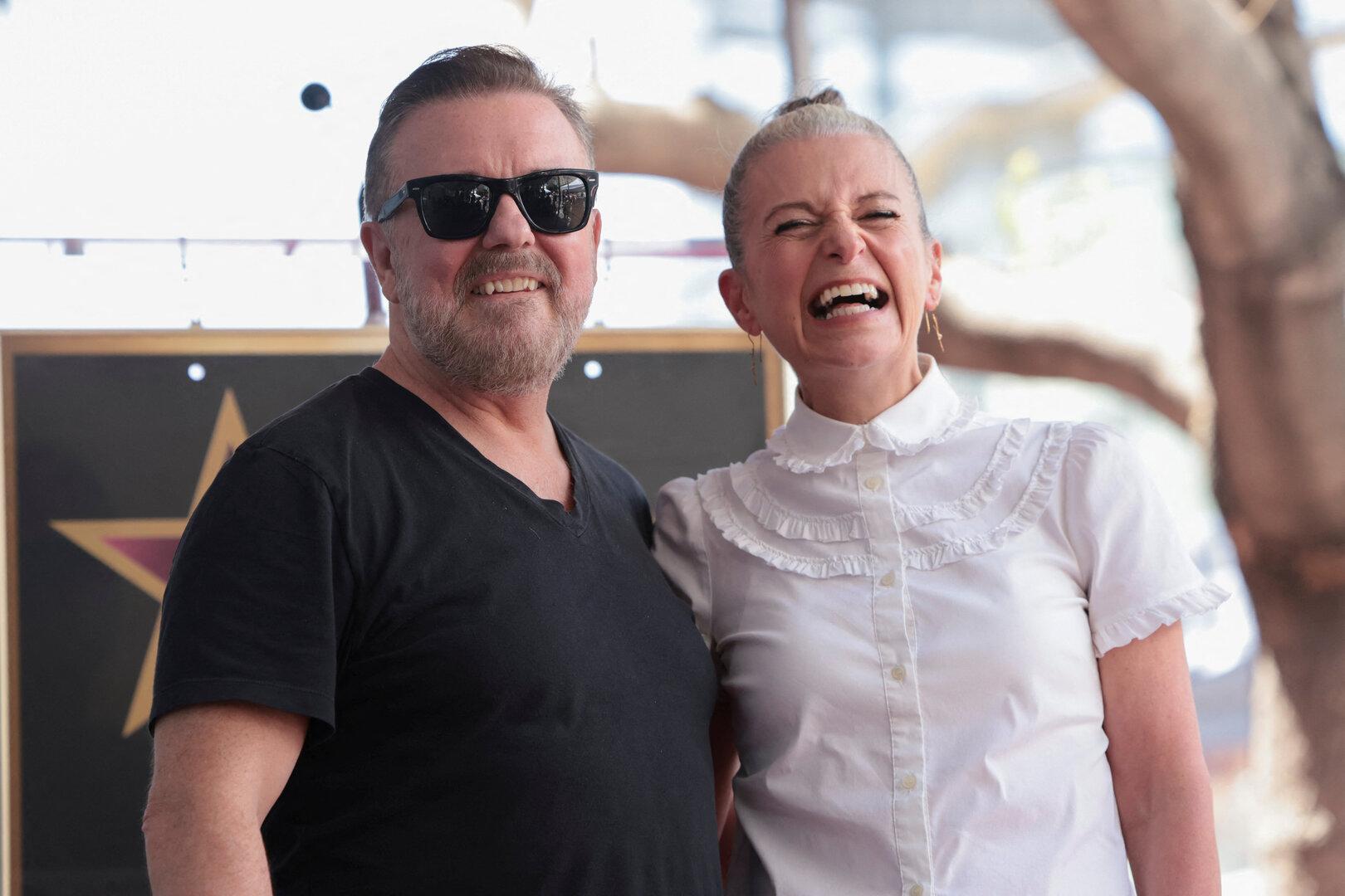 Comedian Ricky Gervais und Autorin Jane Fallon lachen vor einem Stern auf dem Walk of Fame.