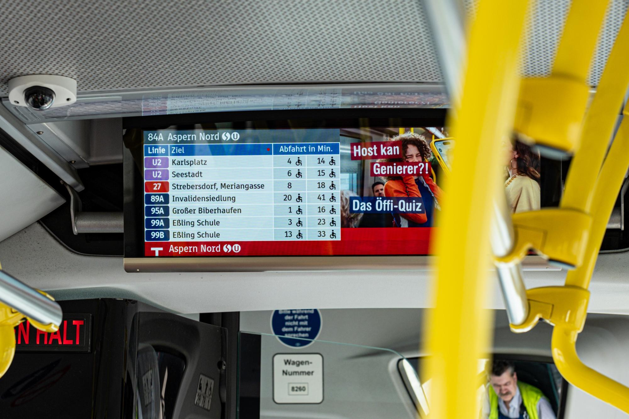 Anzeigetafel in einem Wiener Bus zeigt Anschlusslinien und Abfahrtszeiten in Echtzeit.