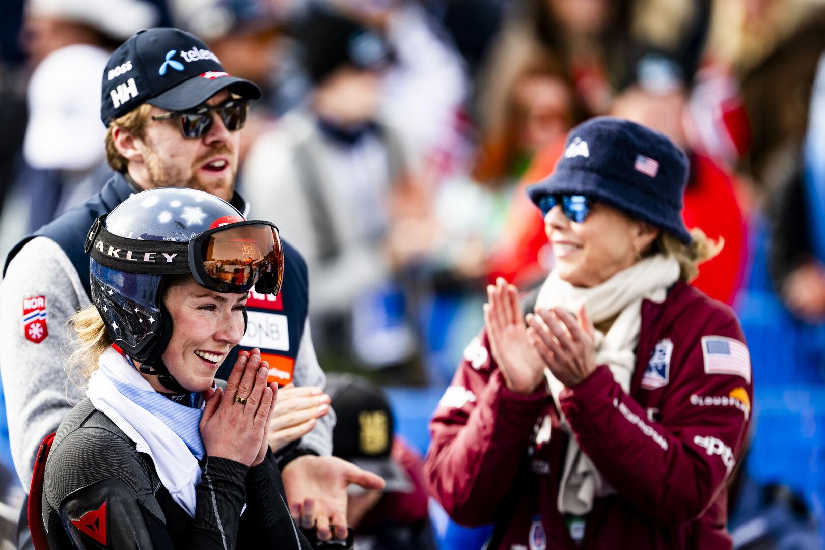 Freudiger Moment: Mikaela Shiffrin feiert mit Freund Aleks und  Mama Eileen. 
