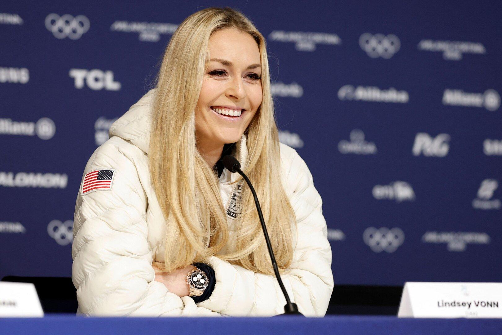Lindsey Vonn spricht bei einer Pressekonferenz.