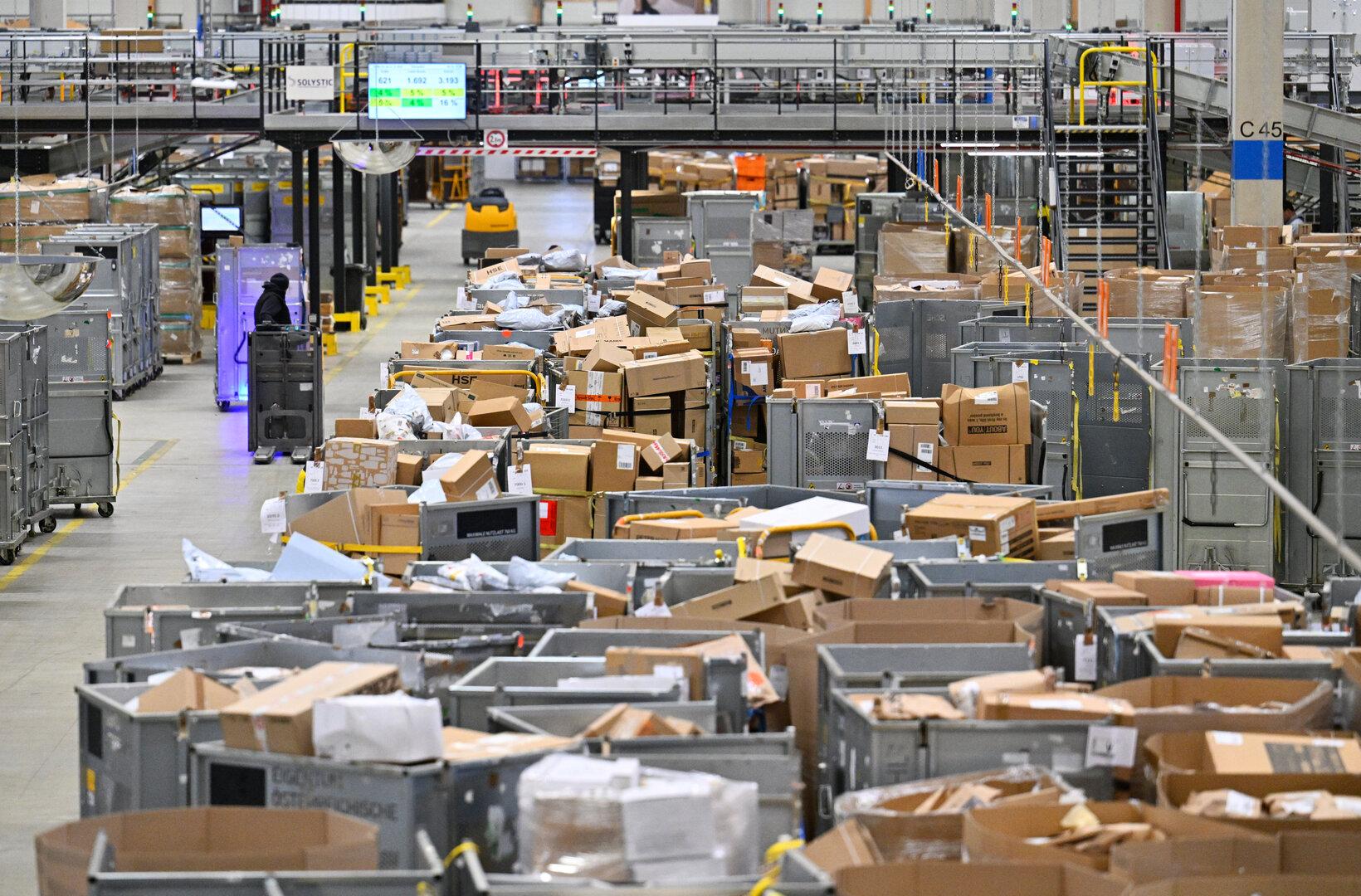 ++ THEMENBILD ++ POST AG / LOGISTIK / PAKETE / PAKETZUSTELLUNG / WEIHNACHTEN