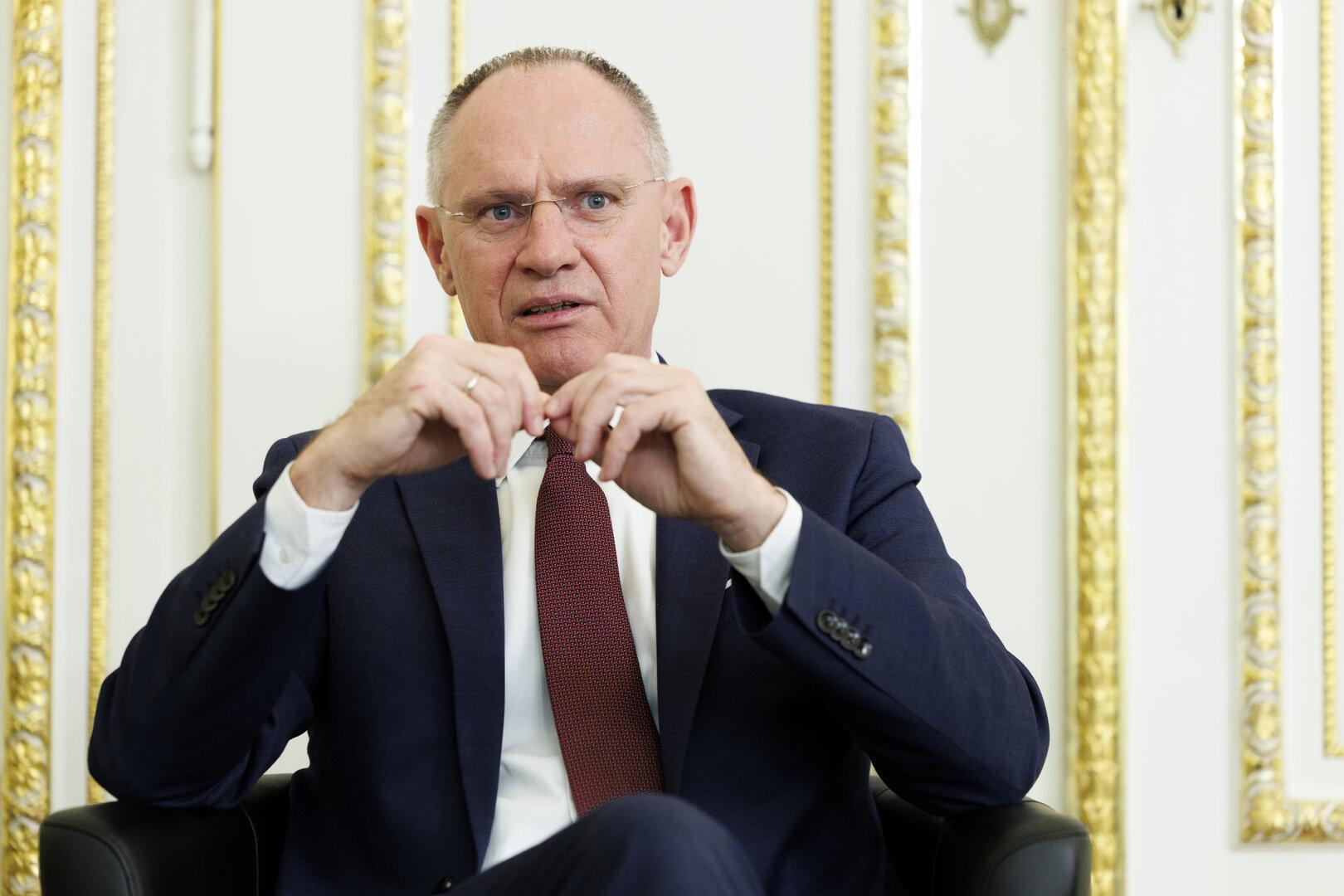 Parlamentarische Anfrage der FPÖ fast zwei Monate nicht weitergeleitet