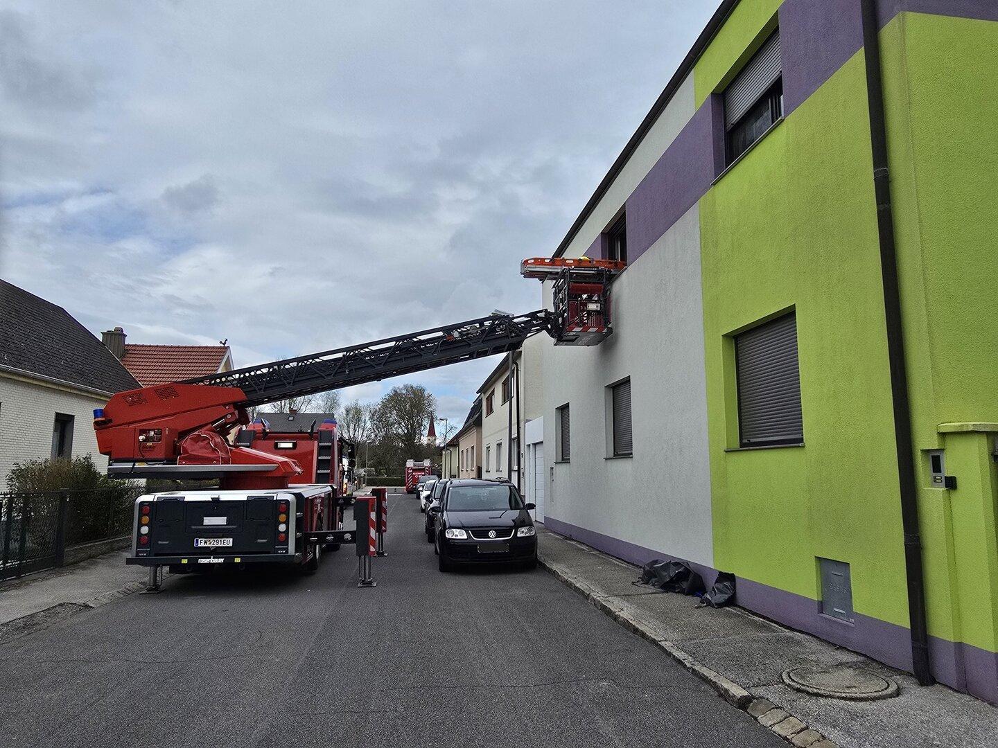 Sturz in Wohnhaus: Feuerwehr rettet Patientin