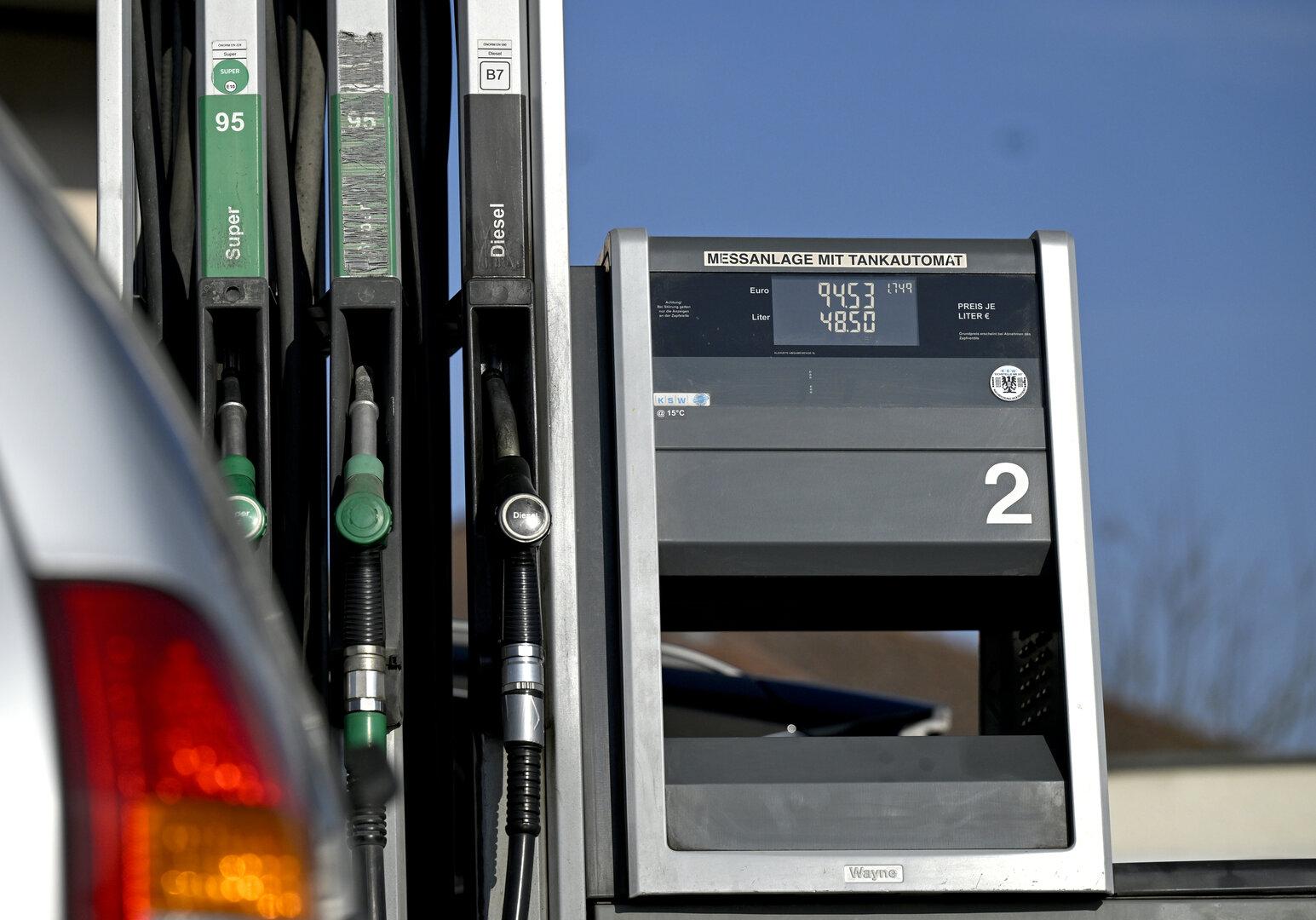 Regierung einig bei Spritpreisbremse: Preise sinken um 10 Cent pro Liter