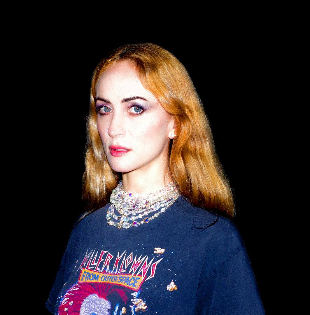 Eine Frau springt über den Rand des Nervenzusammenbruchs