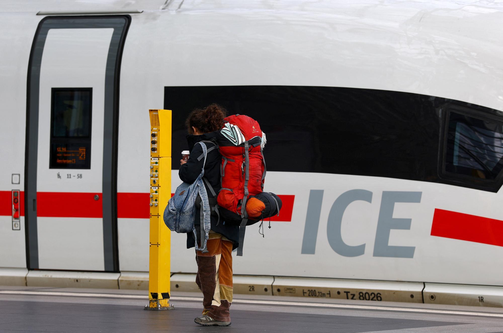 Mann droht in deutschem ICE-Zug mit Anschlag – 12 Leichtverletzte