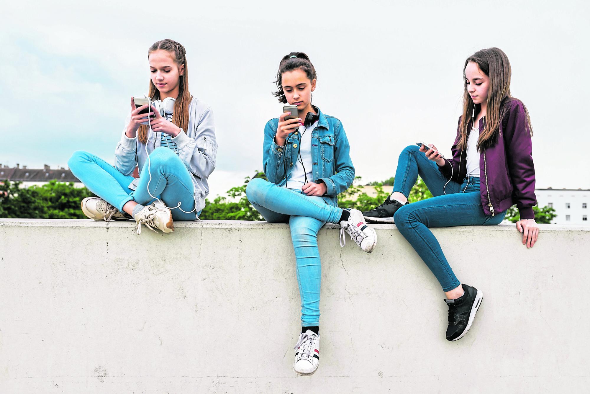 KURIER-OGM-Umfrage: Mehrheit für ein Social-Media-Verbot