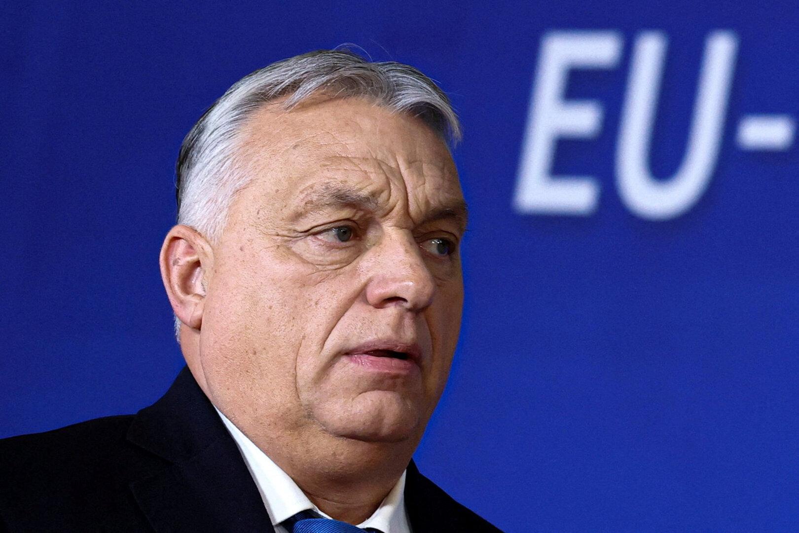 Viktor Orbán vor blauem Hintergrund mit der Aufschrift "EU-".