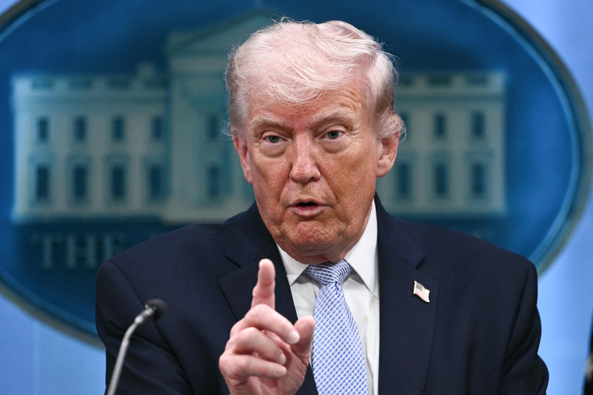 Bei einer Pressekonferenz im Weißen Haus am 6. April droht Donald Trump dem Iran mit Militärschlägen 