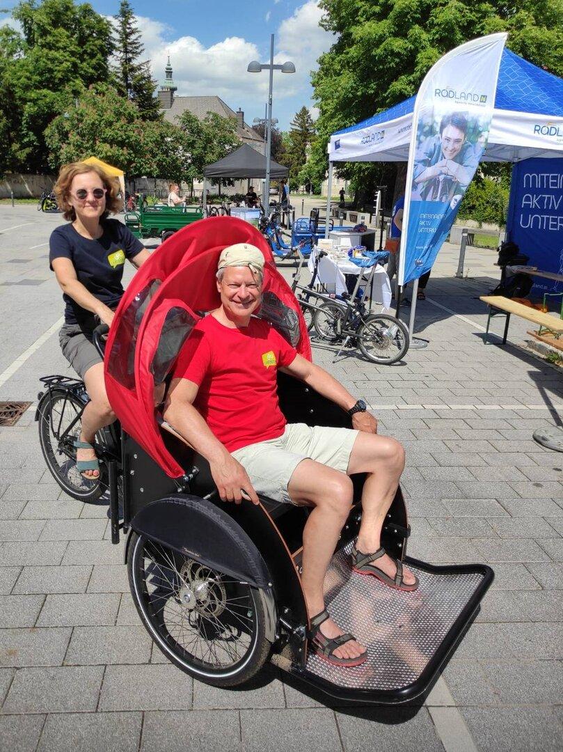 Sozialaktion in Wolkersdorf: Mit der Rikscha kennt das Radfahren kein Alter