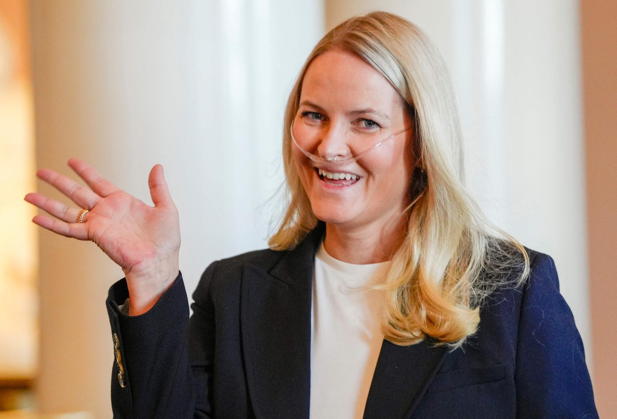 Schwindende Gesundheit: Mette-Marit mit Sauerstoffgerät bei Termin