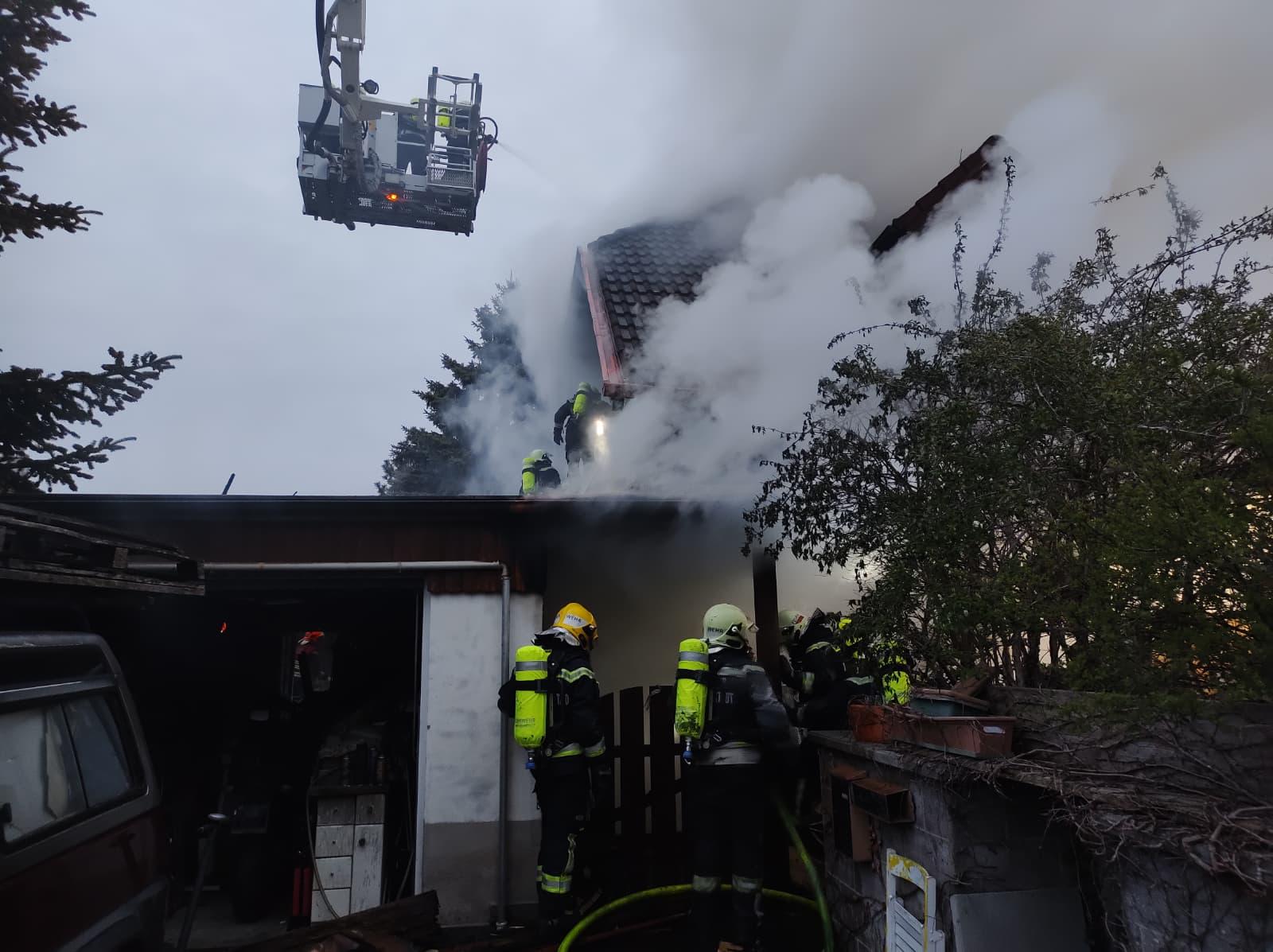 Wohnhausbrand in Wiener Neustadt: Alle Feuerwehreinsatzkräfte vor Ort