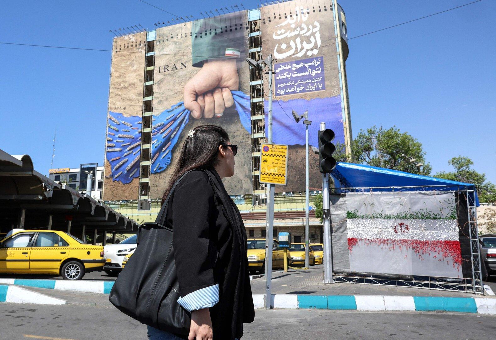 Eine Frau vor einer großen Wandmalerei