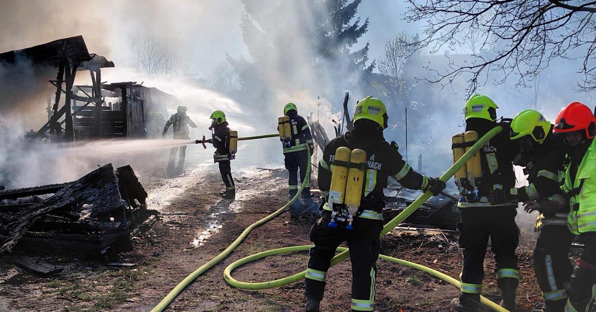 Garagen vernichtet: Polizei sucht in Ternitz nach Brandstifter