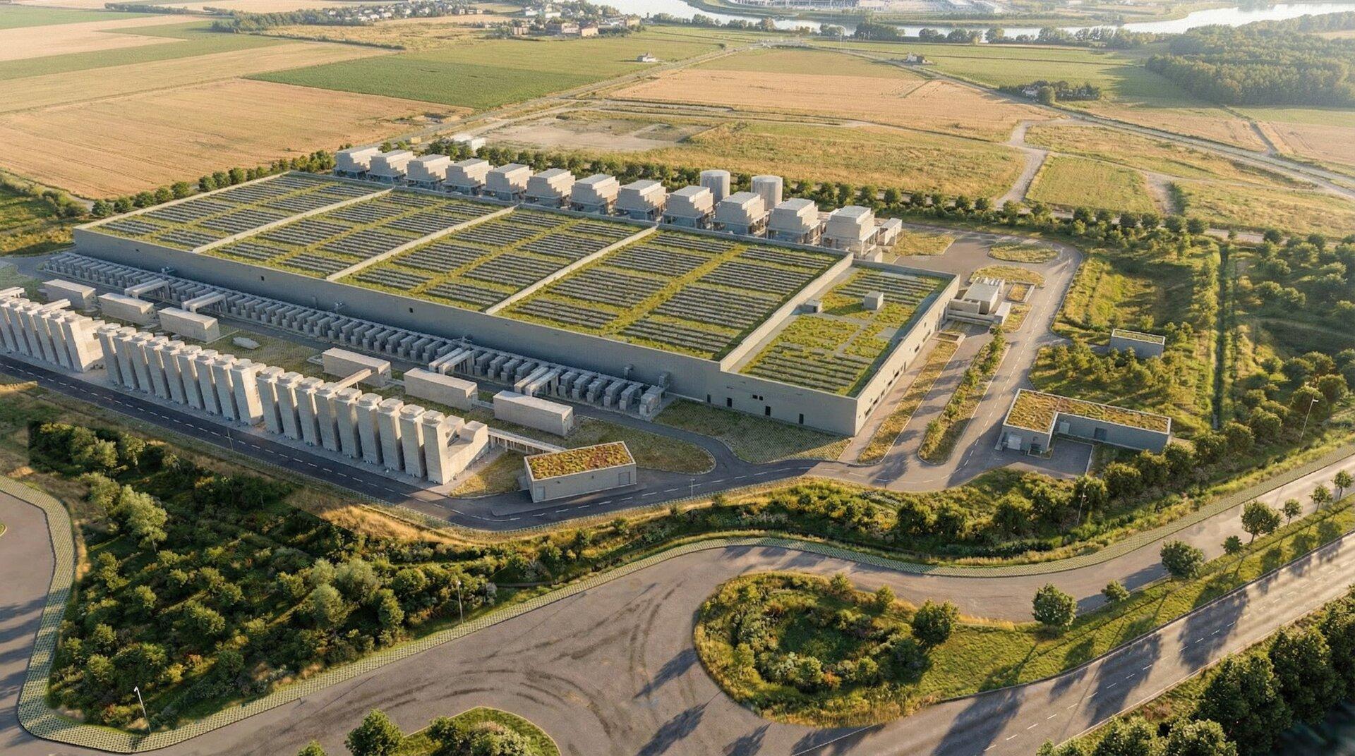 Großer Industriekomplex mit begrünten Dächern, umgeben von Feldern, Straßen und vereinzelten Bäumen.