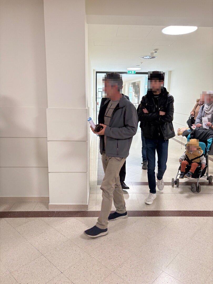 Gericht: Vater und Bruder sollen Mädchen jahrelang misshandelt haben