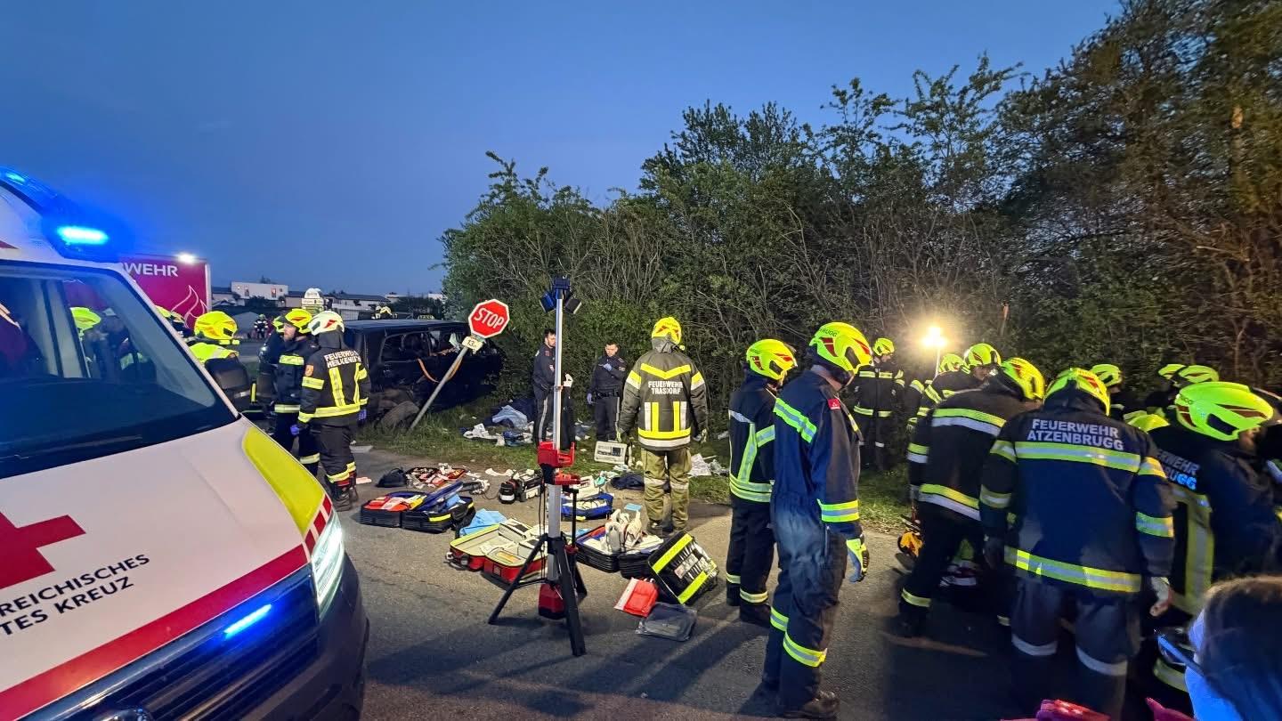 Schwerer Unfall bei Golfplatz in NÖ: Ein Todesopfer, viele Verletzte