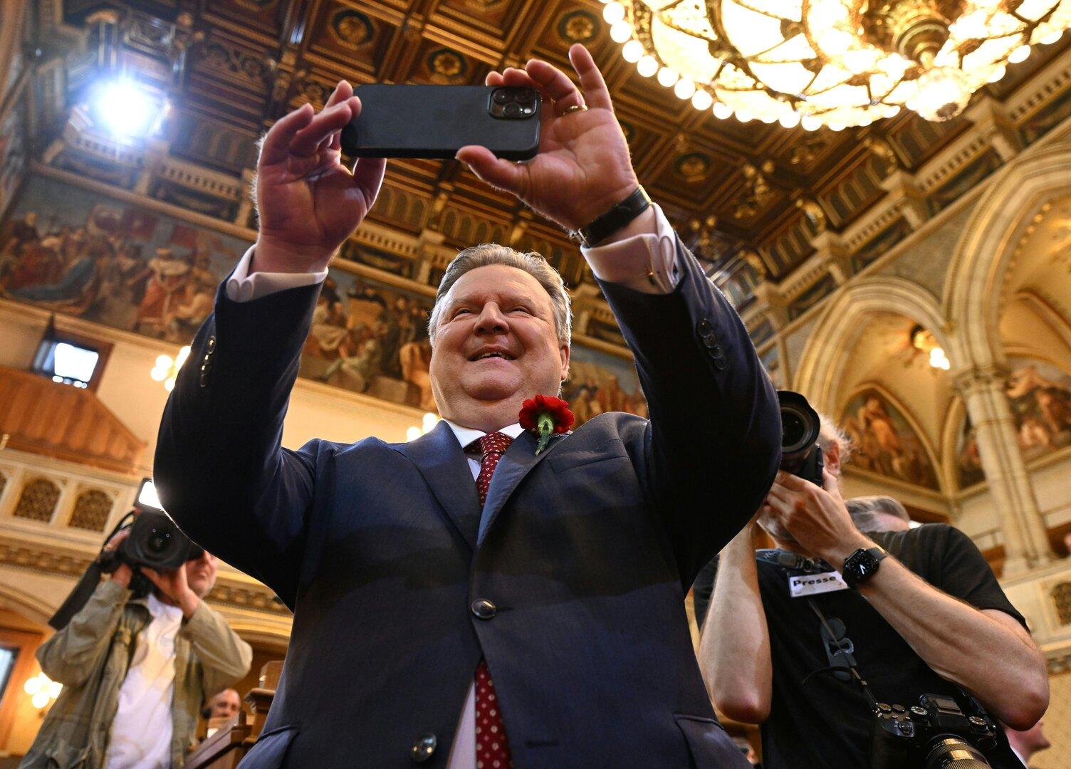 Bürgermeister Michael Ludwig fotografiert Journalisten mit dem Handy.