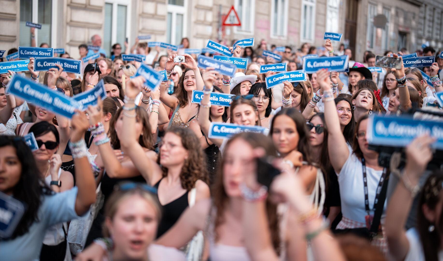 Wie es den Taylor-Swift-Fans vor dem Terror-Prozess geht