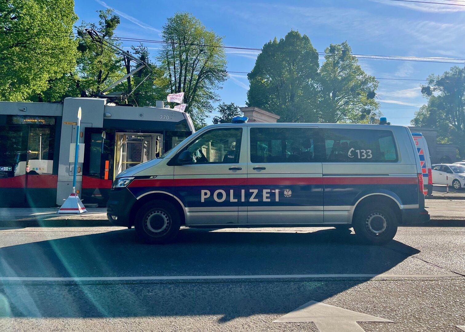 Mann (96) beim Zentralfriedhof von Straßenbahn erfasst und getötet