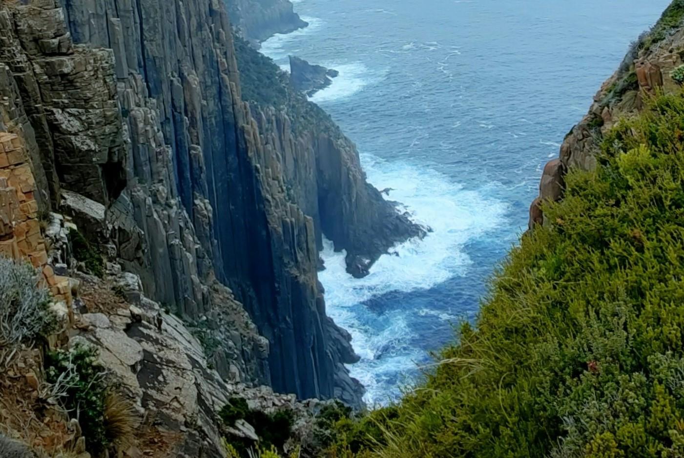 Über 3 Stunden gefangen: Familie mit Kindern sitzt an steiler Klippe fest