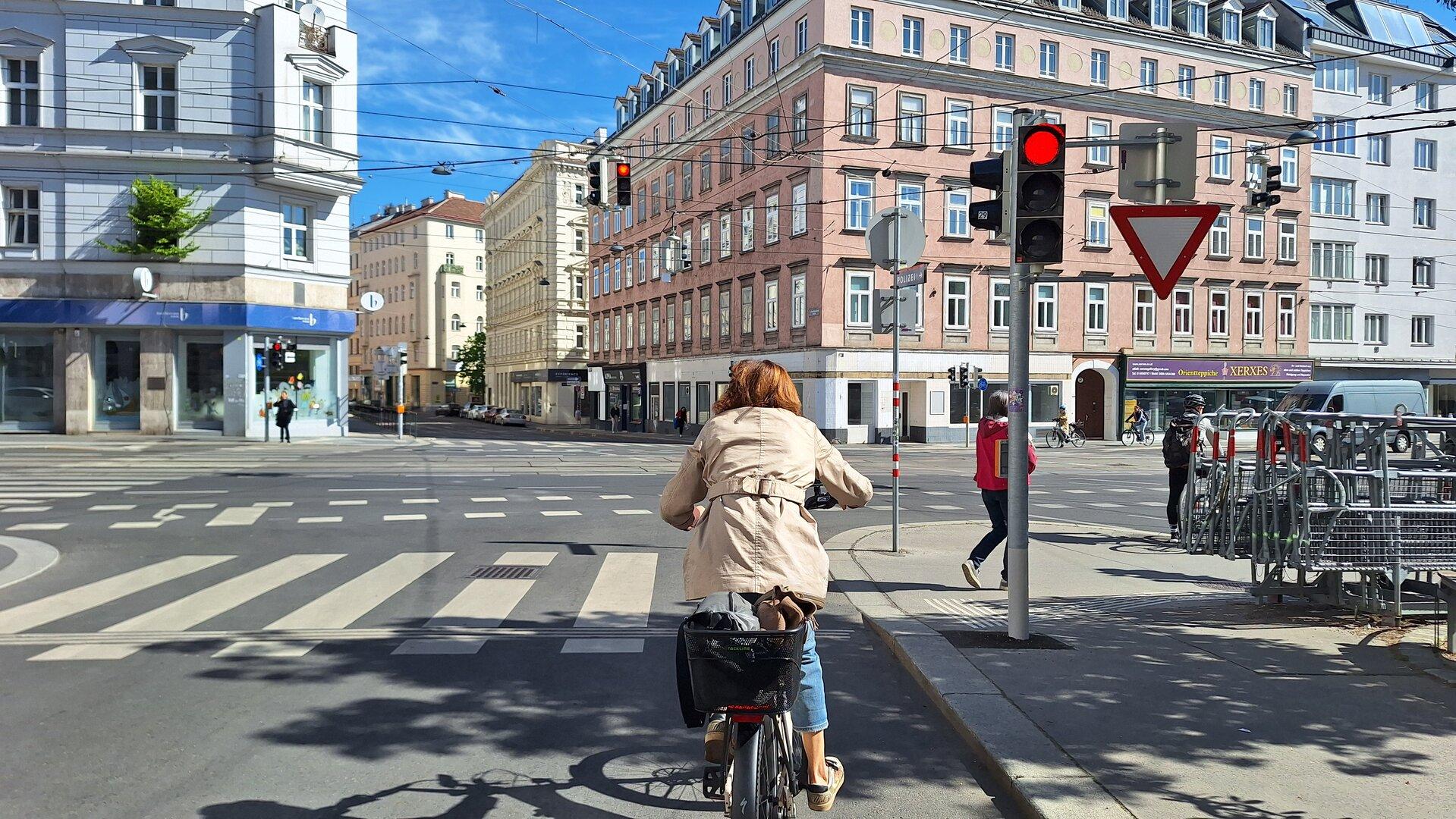 Es wird einfach nicht Grün: Ampel in Wien nervt Radfahrer und Autolenker