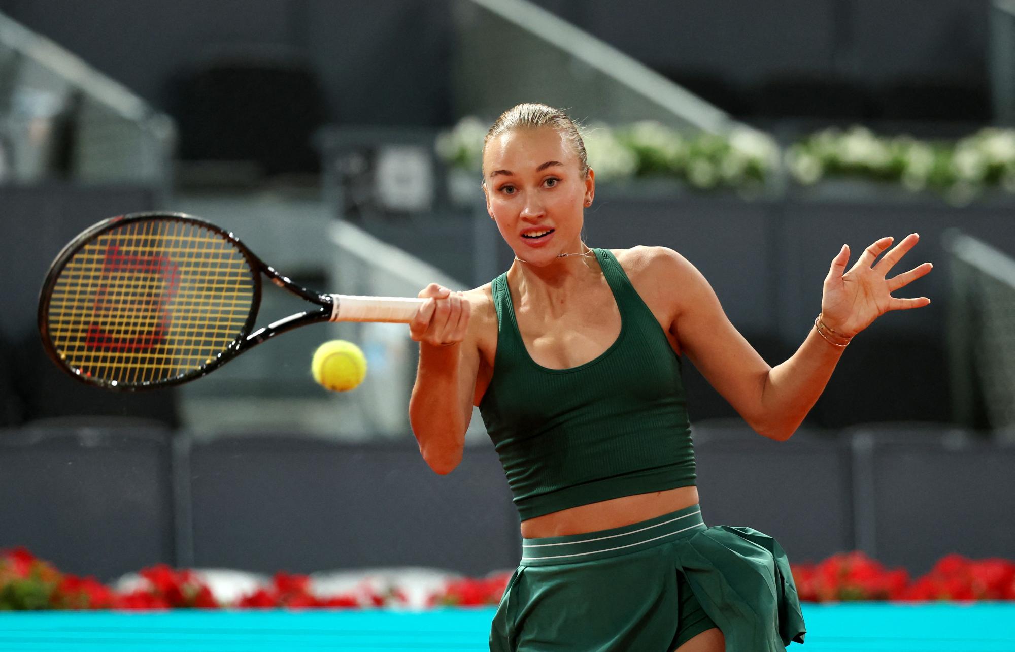 Anastasia Potapowa schlägt den Ball