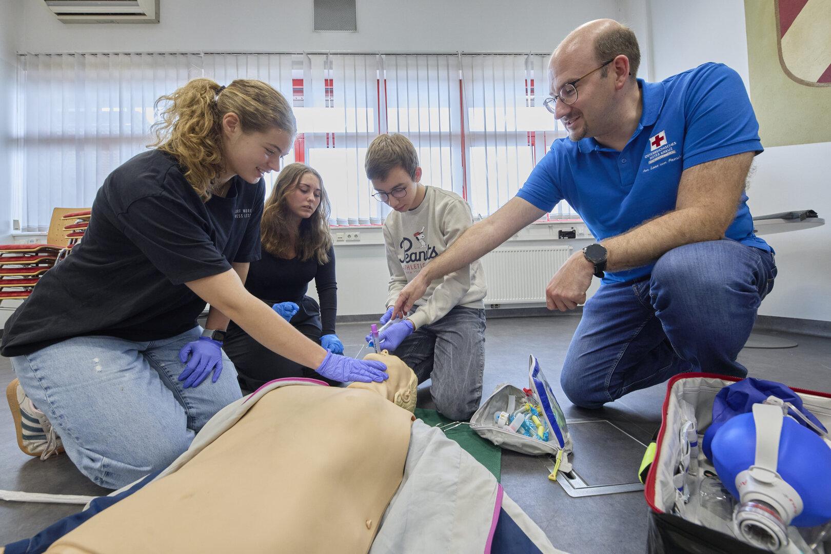 Ausbildung in OÖ: Schülerinnen und Schüler lernen, Leben zu retten