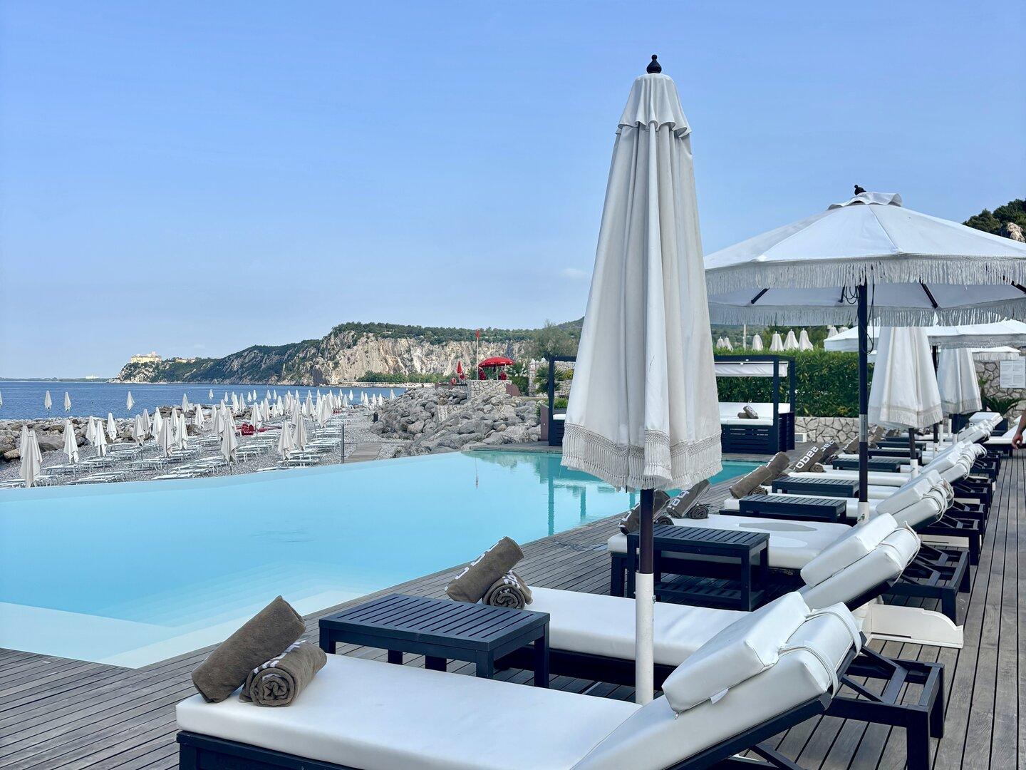 Hotel-Duell Italien: Feiner Blick aufs Meer oder die Weingärten?