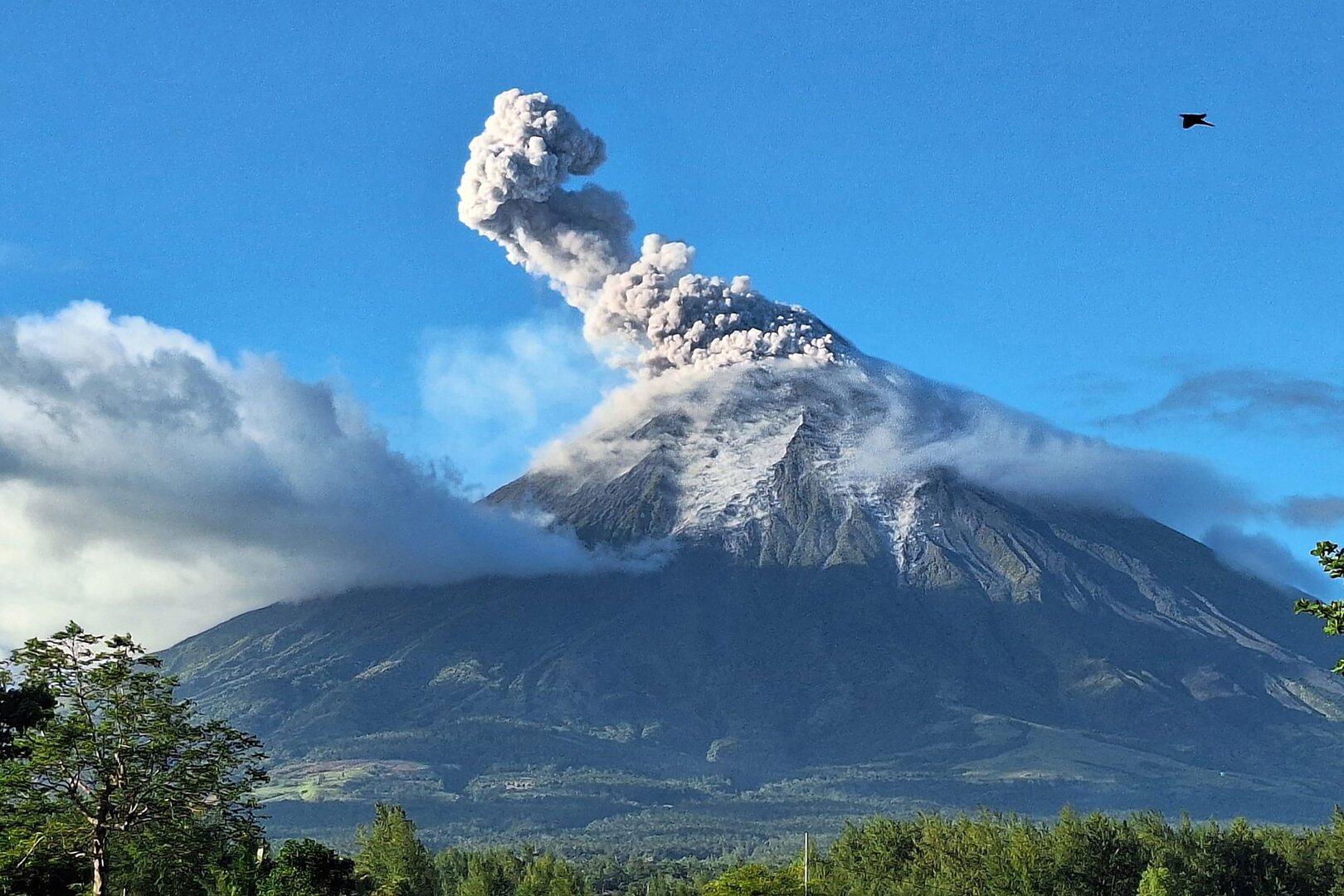 Riesige Asche-Wolke: Vulkan-Ausbruch in beliebter Urlaubsregion