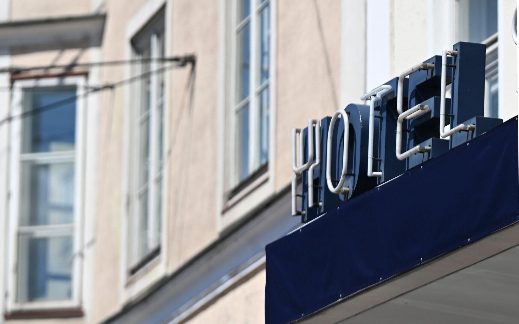 Verdacht auf Menschenhandel: 8 Festnahmen in Tiroler Hotel