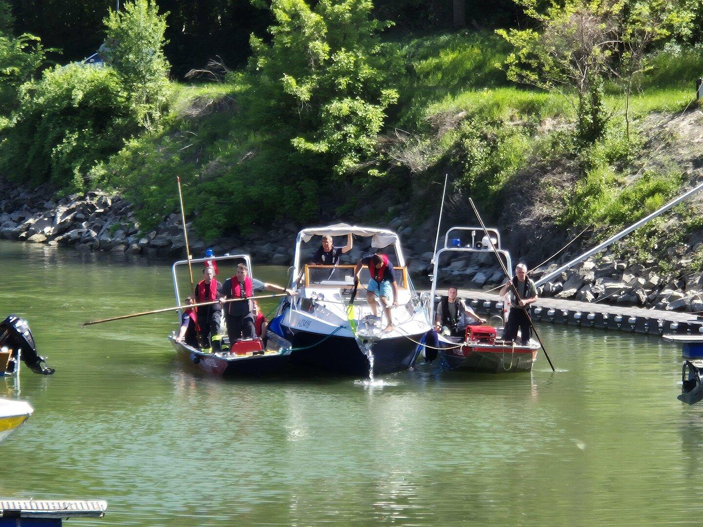 Wassereinbruch: Boot drohte auf der Donau zu sinken