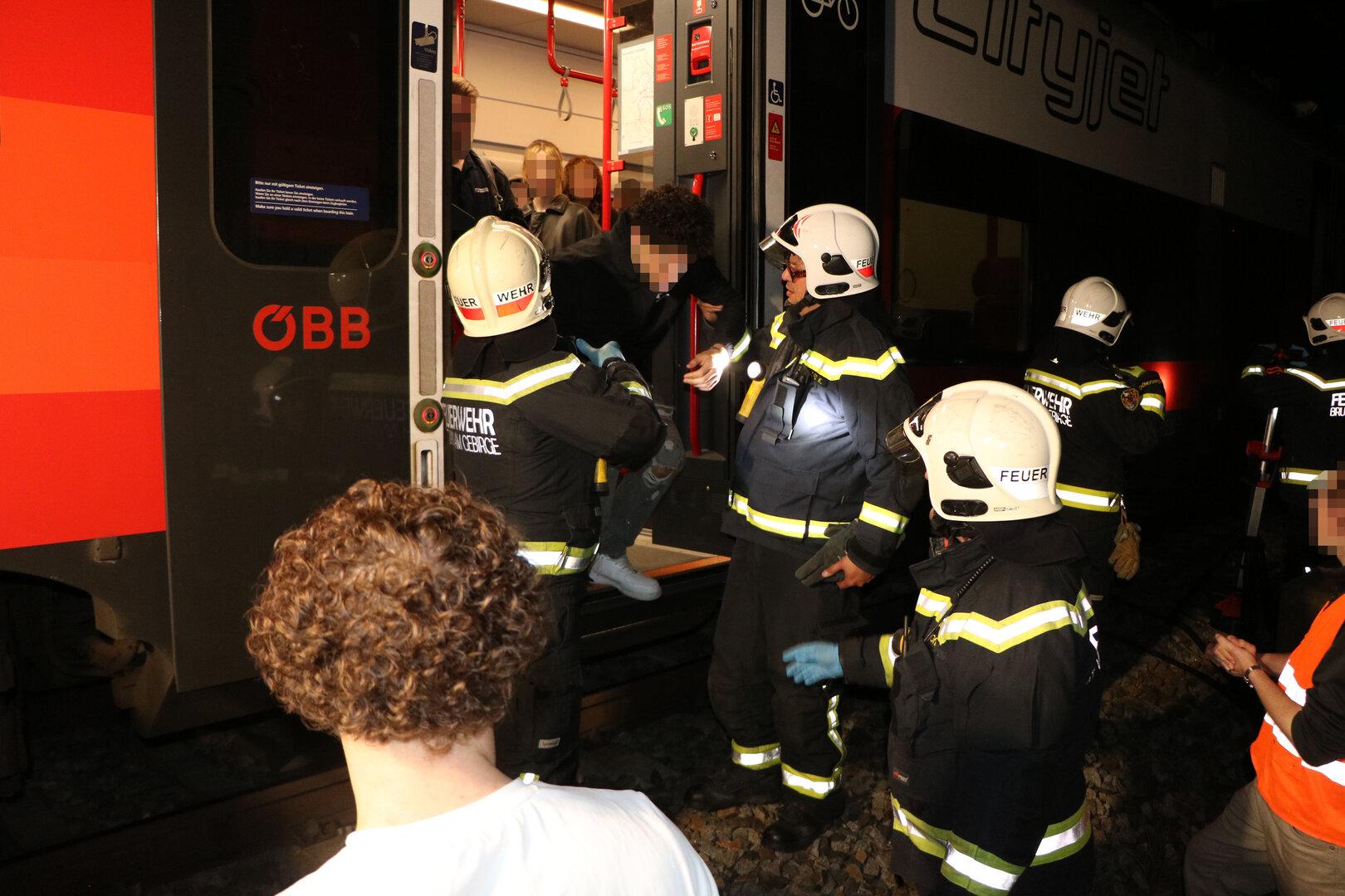 Mitten in der Nacht: 45 Personen aus ÖBB-Zug evakuiert