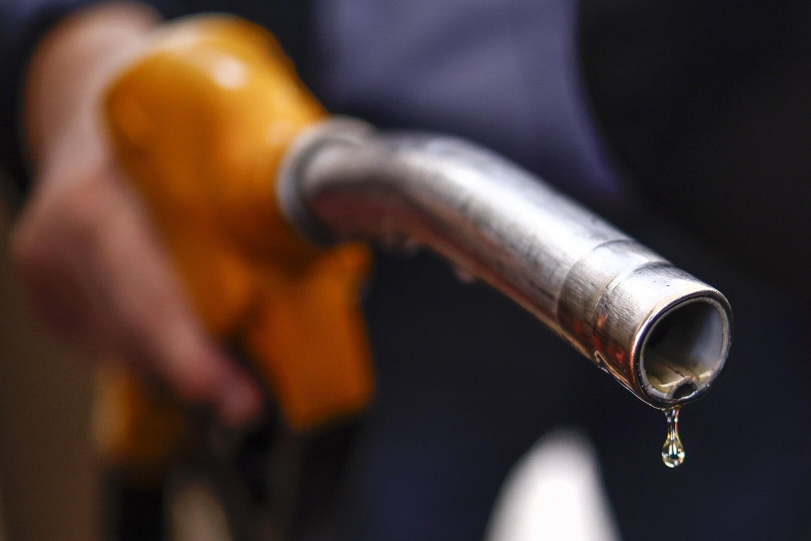 Hohe Spritpreise: Männer reduzieren Autofahrten häufiger als Frauen