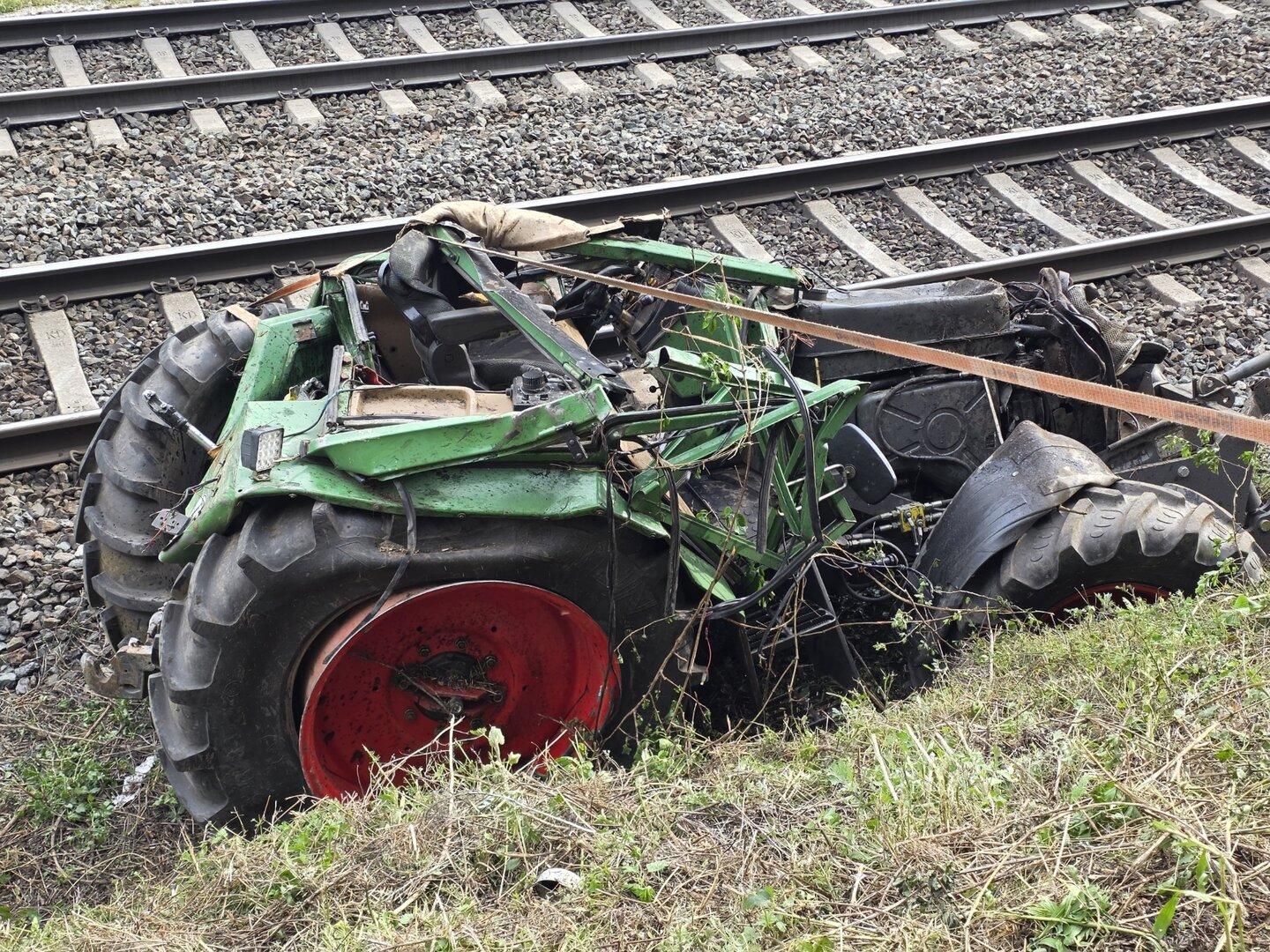 100-Meter-Sturz auf Gleise: Railjet kollidiert in Tirol mit Traktor