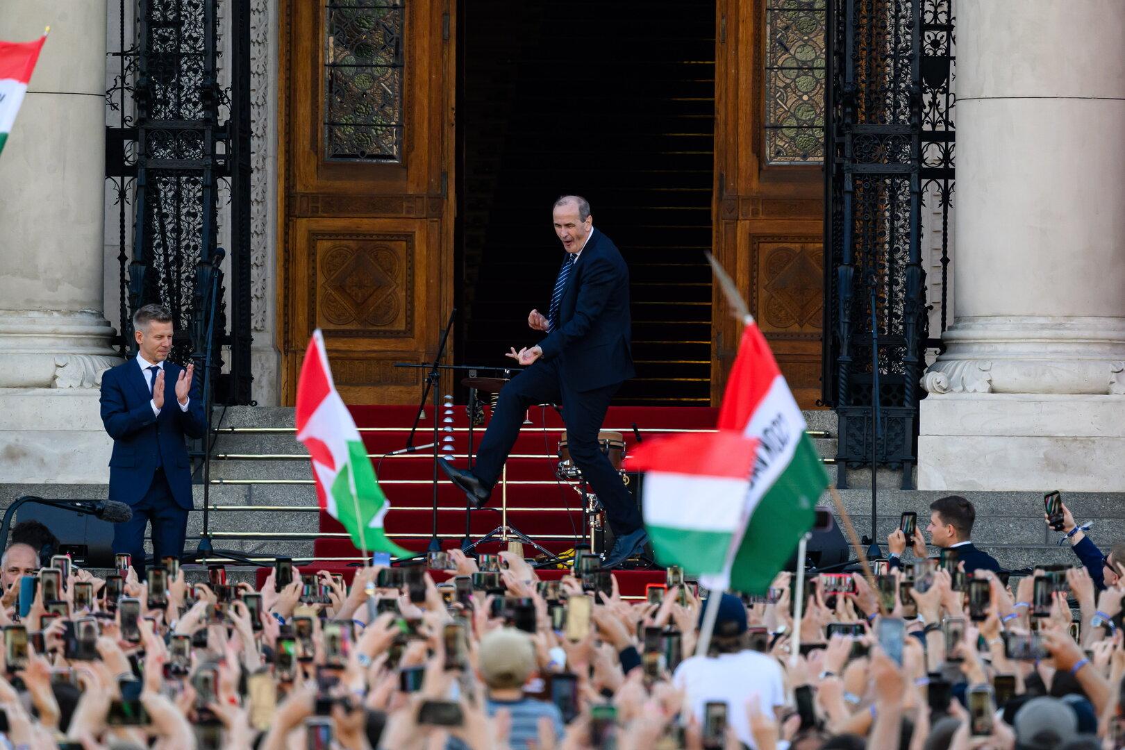 Tanzeinlage geht viral: Ungarischer Minister wird zum Internet-Star
