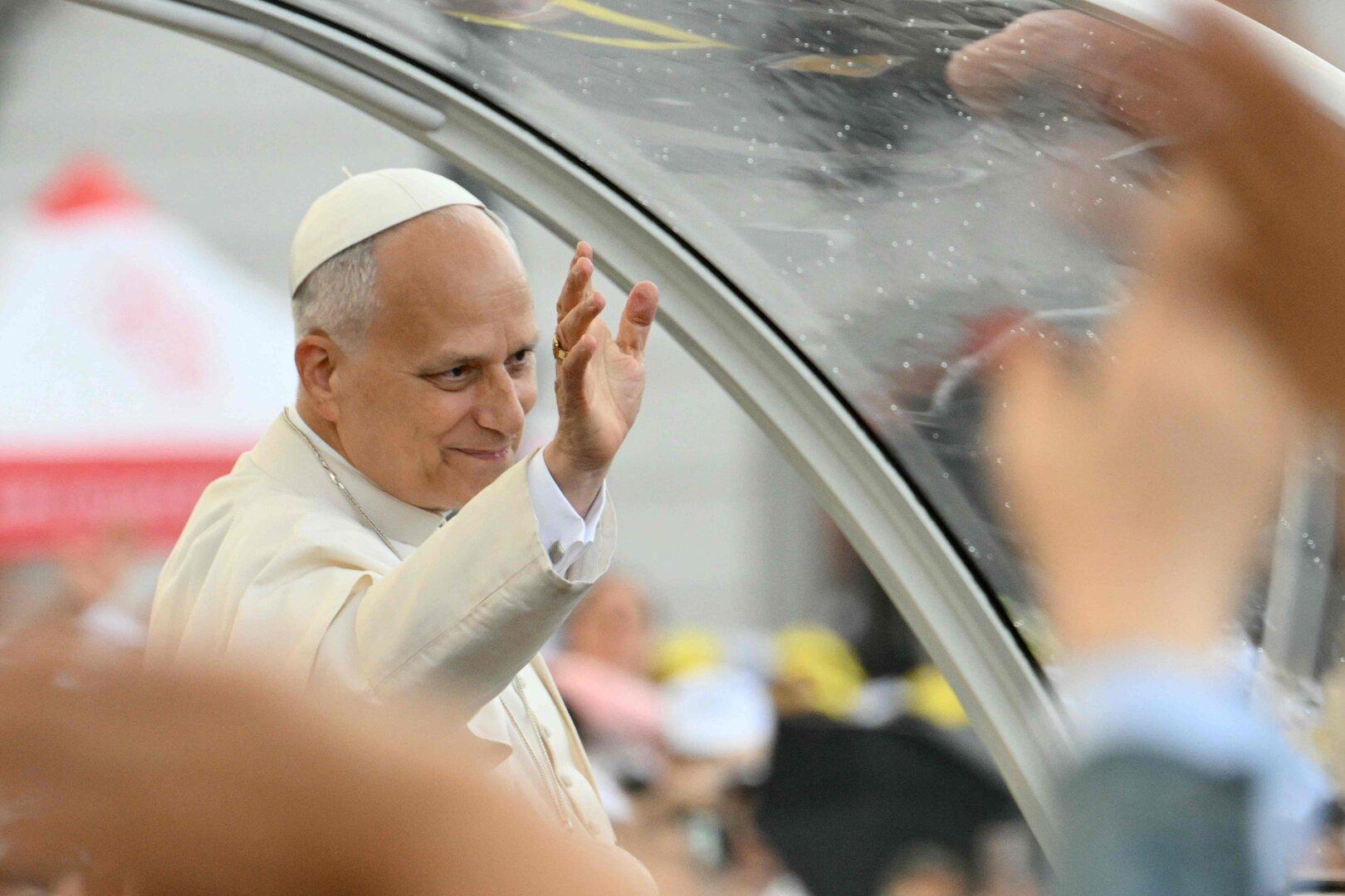 Papst sorgt für Aufsehen: Foto mit Nike-Schuhen geht viral