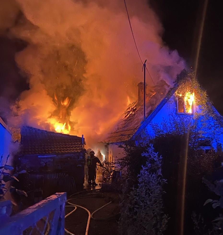Kleines Wohnhaus brannte in Wien-Donaustadt völlig aus