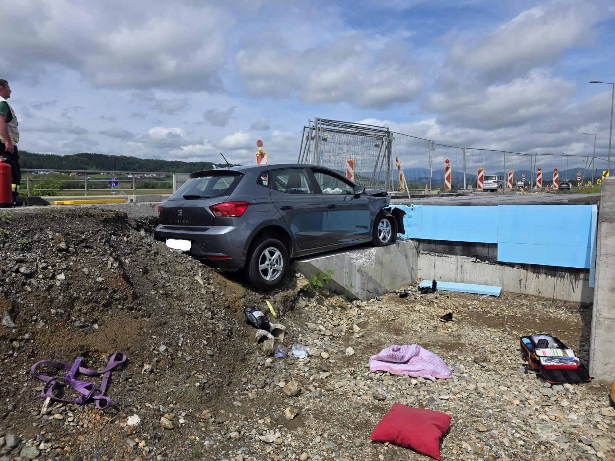 Auto fährt in der Steiermark ungebremst in Baustelle