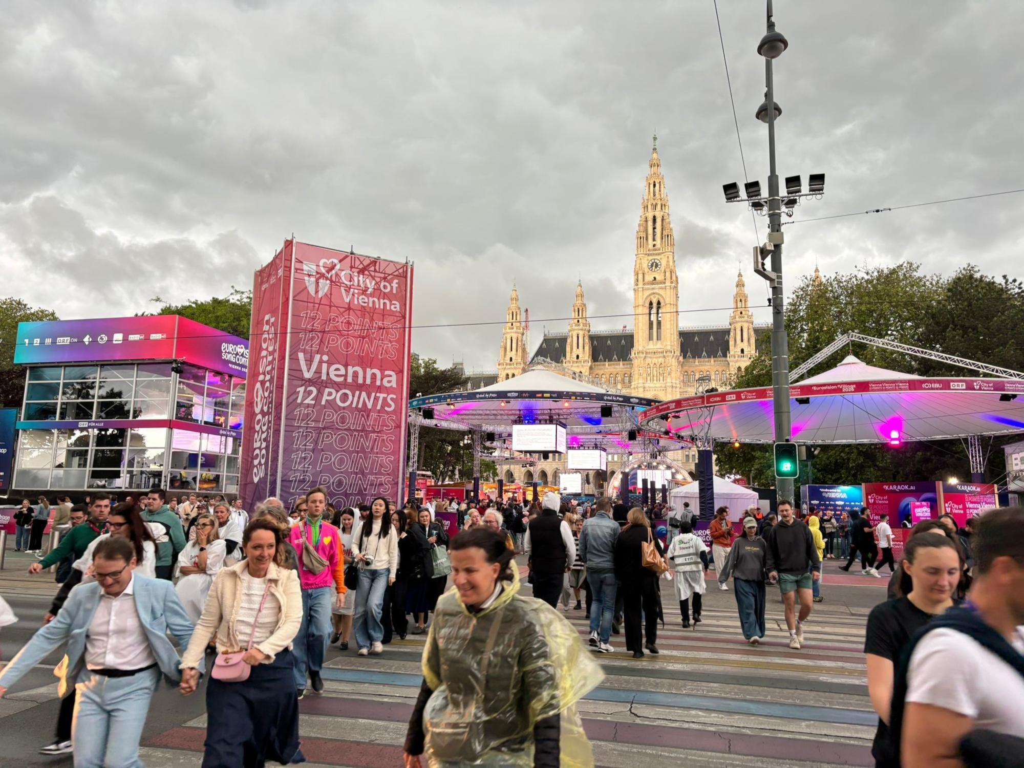 Sturm und Hagel: ESC-Village am Wiener Rathausplatz geräumt